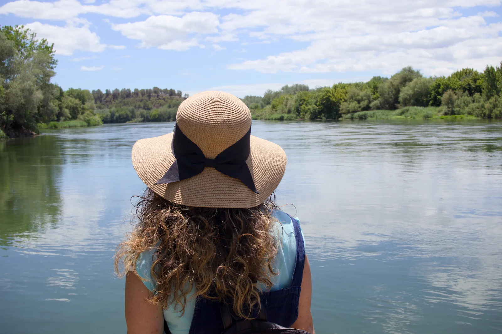 Observando de frente el ancho lago con unos árboles que lo rodean