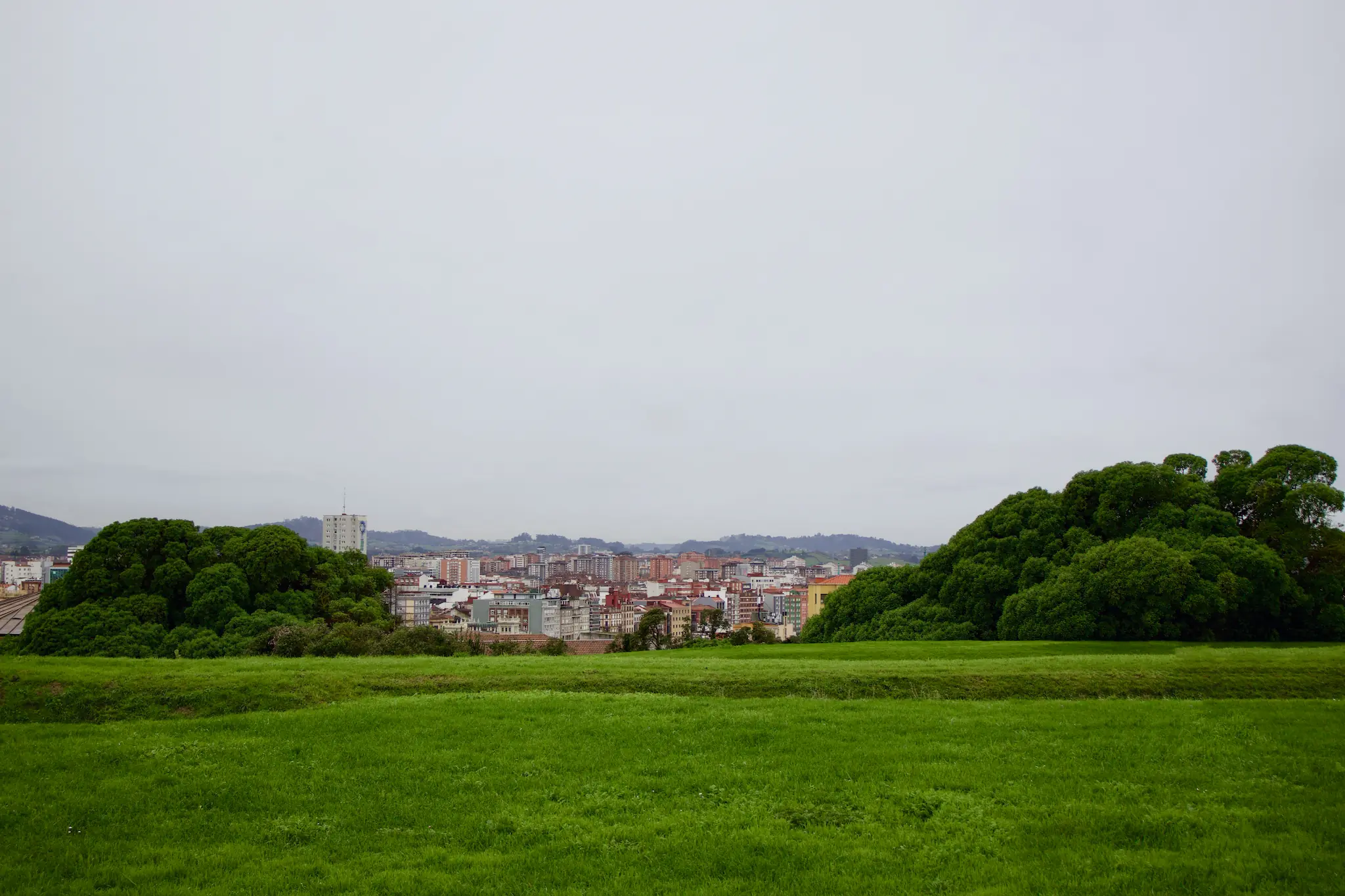 Vista panorámica desde lo alto de la ciudad de Gijón y su arquitectura urbana