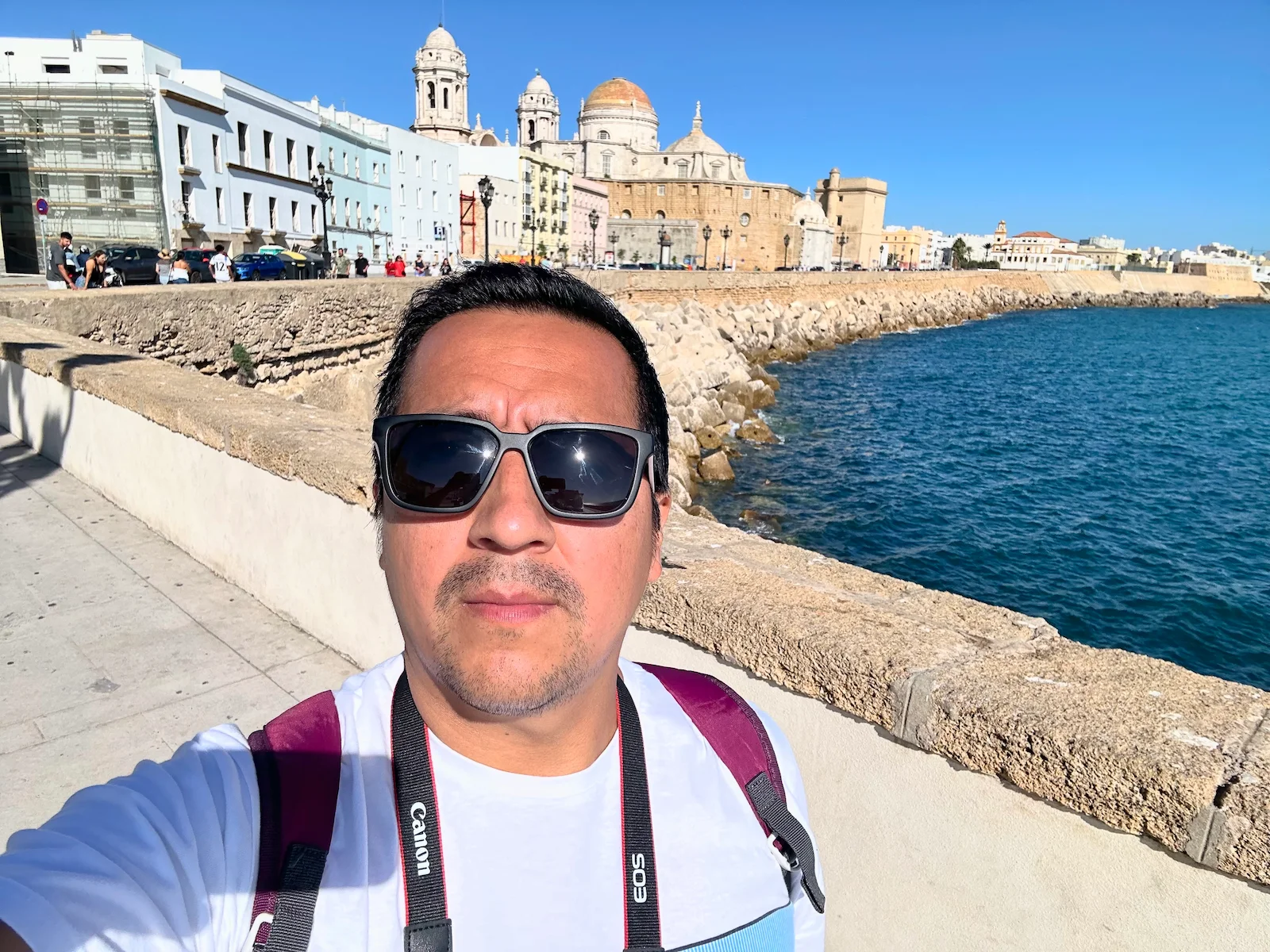 Mañana soleada y de fondo el ancho mar y alrededor los templos. Ideal para una selfie