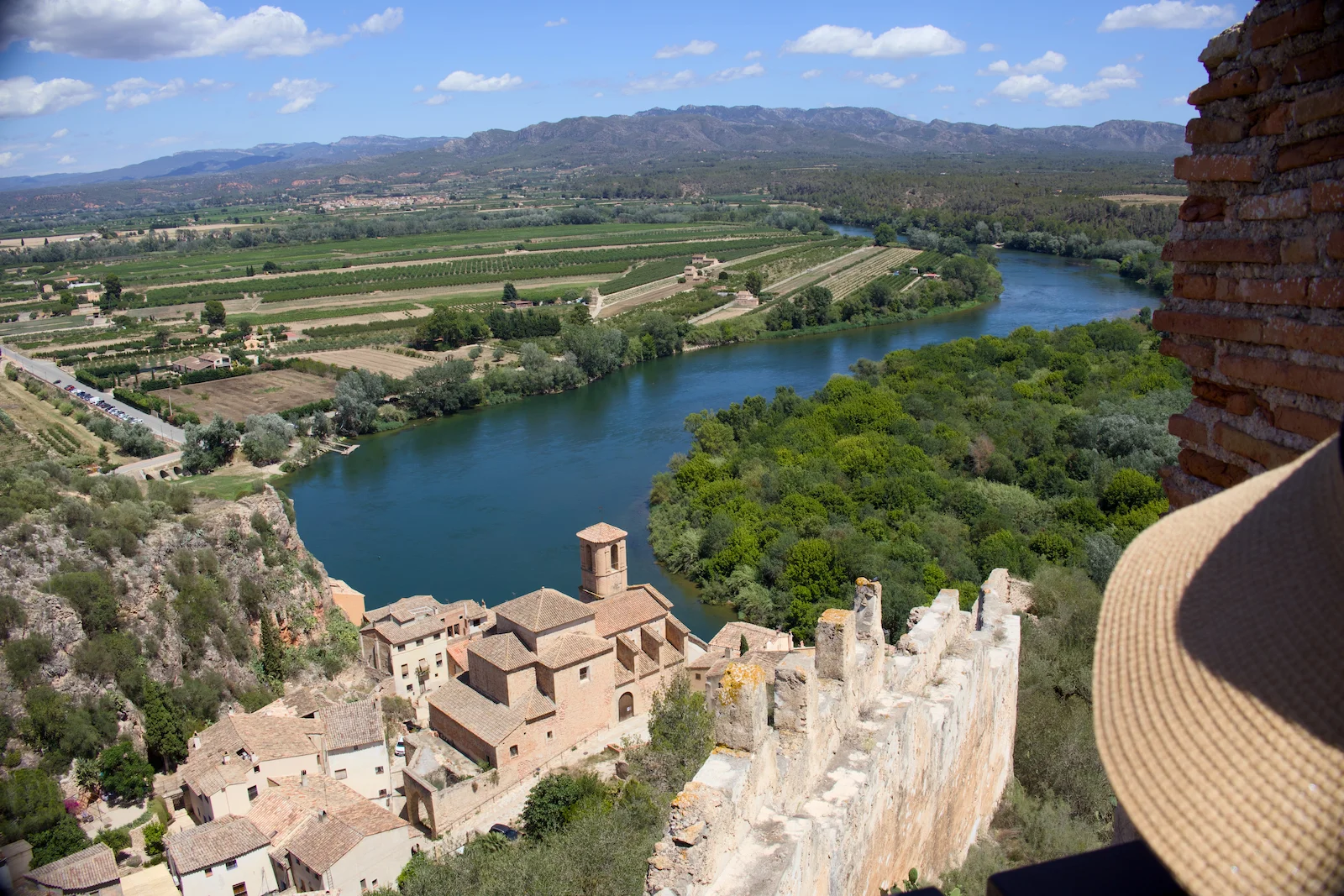 Vista aérea desde el castillo de Miravet con el río Ebro serpenteando entre los campos