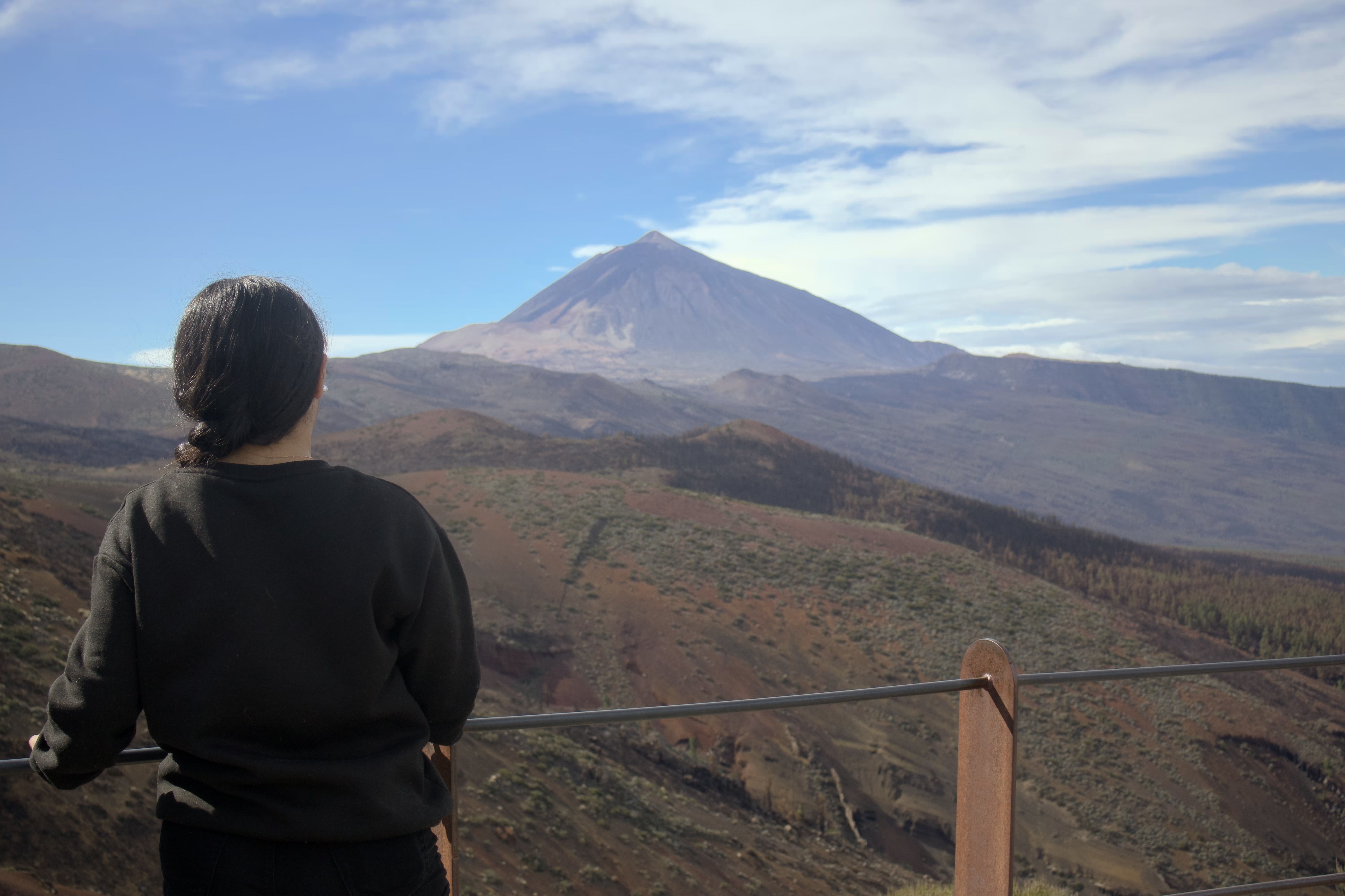 Observando lo inmenso del volcán de Tenerife