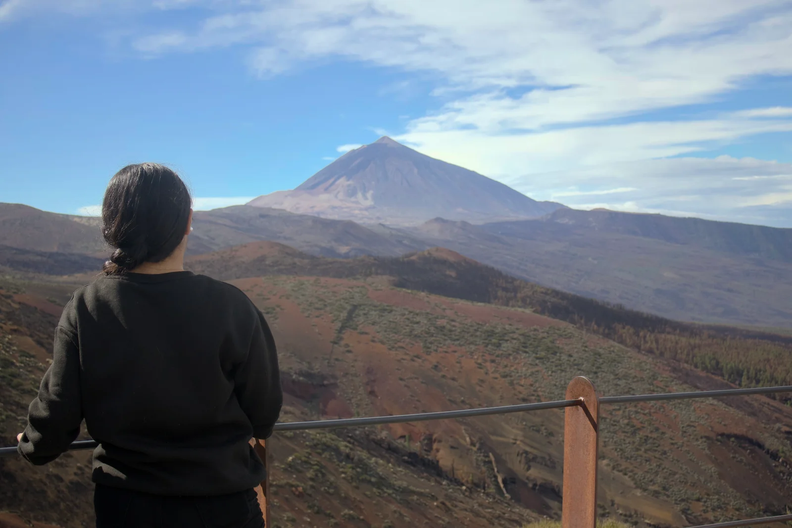 Observando lo inmenso del volcán de Tenerife